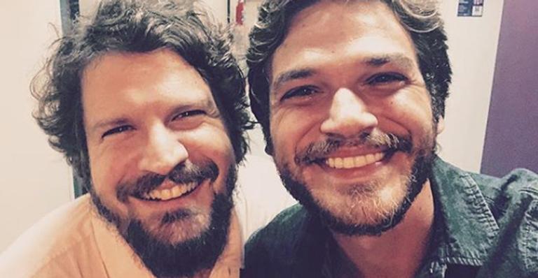 Gêmeos? Saulo e Emilio Dantas comemoram reencontro na Globo