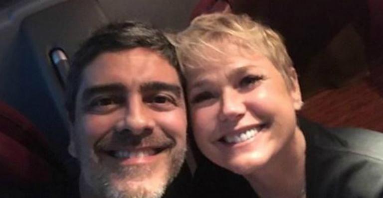 Xuxa posa com Junno Andrade e faz relevação sobre viagem: ”Teve love até debaixo d’água”