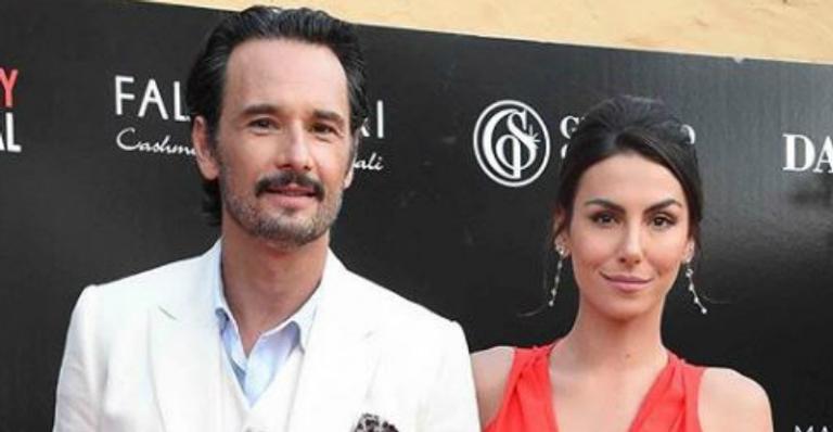 Rodrigo Santoro ganha rara declaração da esposa, Mel Fronckowiak: ”Amor no grau mais alto”