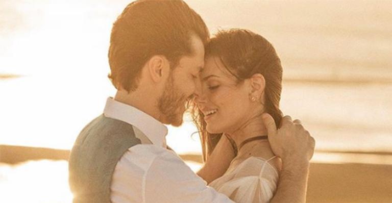 Famosos mostram mimos enviados por Camilla Queiroz e Klebber Toledo antes do casamento