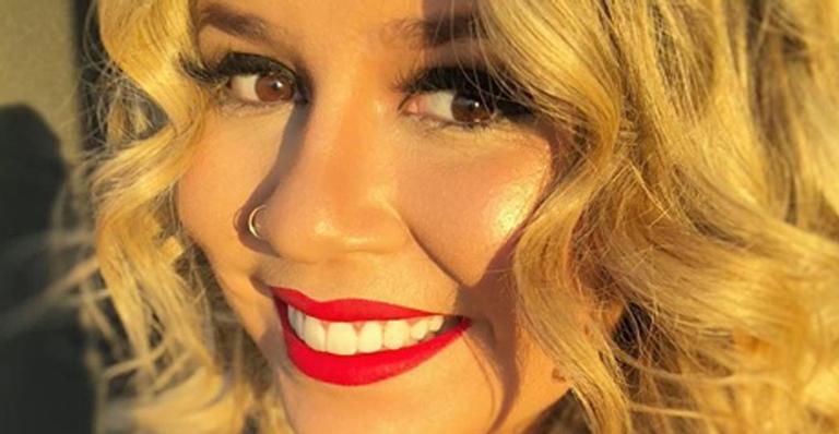 Marília Mendonça é flagrada devorando marmita em banco de praça