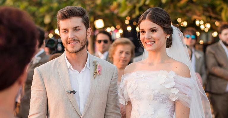 Descubra quem pegou o buquê do casamento de Camila Queiroz e Klebber Toledo