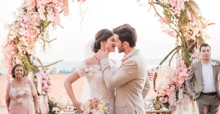 Camila Queiroz e Klebber Toledo mostram as fotos oficiais do casamento