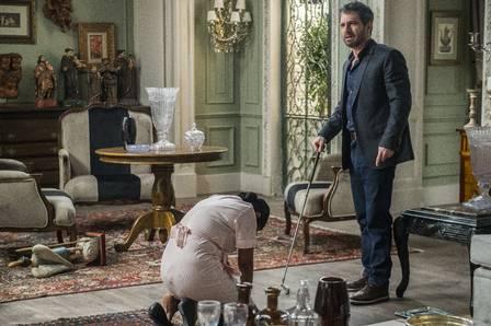 Hoje em Segundo Sol: Edgar descobre que é irmão de Roberval e surta