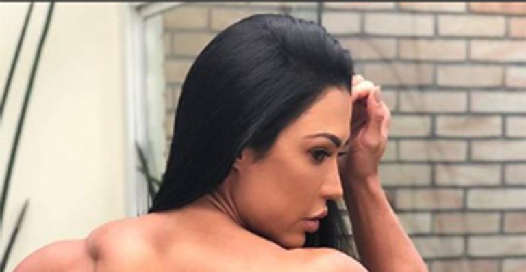 Gracyanne Barbosa posa com o torso nu e exibe costas supermusculosas