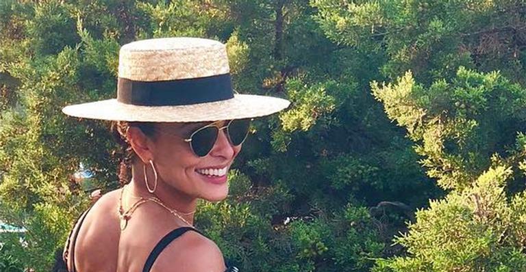 Juliana Paes posa com look transparente e arranca elogios dos fãs