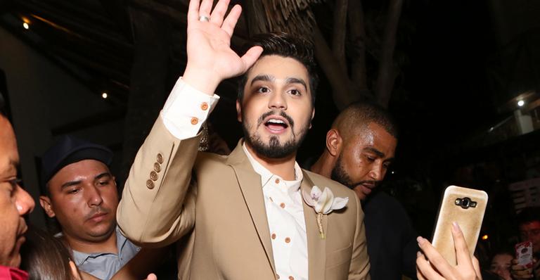 Luan Santana rouba a cena e vira meme no casamento de Camila Queiroz e Klebber Toledo