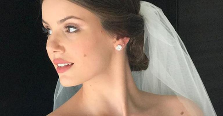 Camila Queiroz usa vestido de noiva deslumbrante em seu casamento