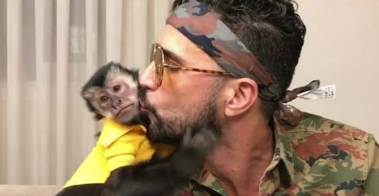 Latino se emociona ao receber relicário com os restos mortais de seu macaco: ”Estará comigo para sempre”