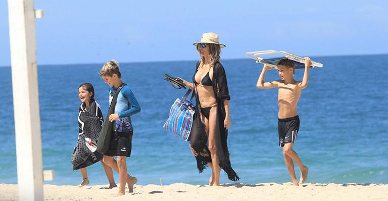 Fernanda Lima curte dia na praia com os filhos gêmeos