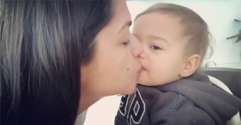 Thais Fersoza encanta ao ganhar beijo do filho caçula: ‘Meu príncipe’