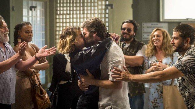 Direto de ‘Segundo Sol’: Beto recebe proposta para sua vida virar filme em Hollywood