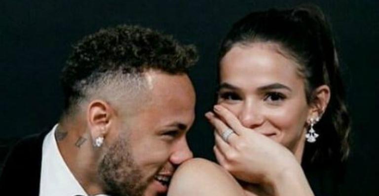 Bruna Marquezine aparece jogando futebol dentro de casa e diverte Neymar Jr
