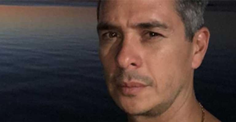 Emocionado, jornalista Ivan Moré presta tocante homenagem ao pai