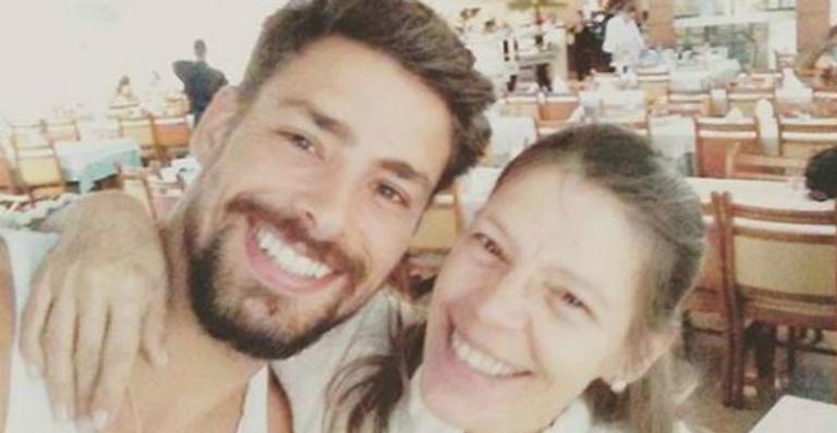 Mãe de Cauã Reymond derrete seguidores ao compartilhar antes e depois do ator com o irmão