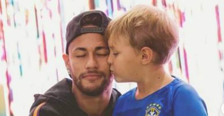 Mesmo longe, Neymar se derrete por apresentação de Davi Lucca na escolinha