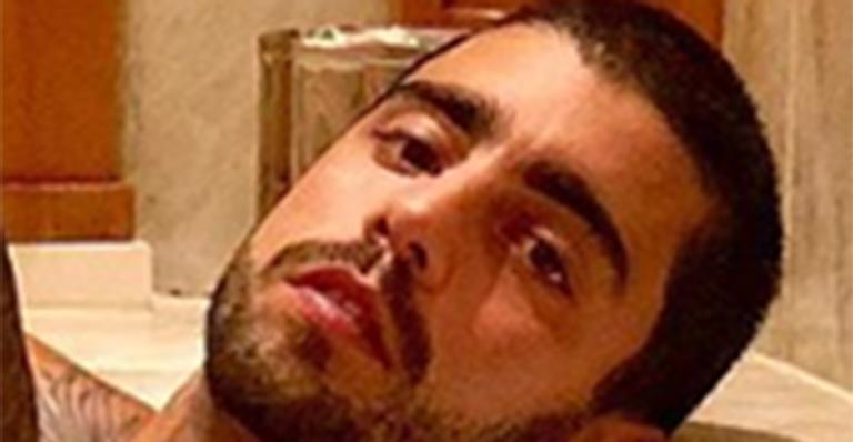 Pedro Scooby causa polêmica ao posar fazendo gesto obsceno: ”Quem é do bem não vai se ofender”