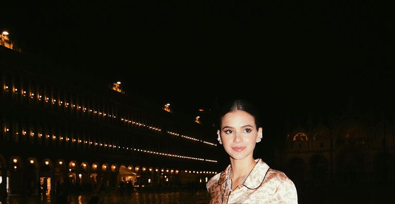 Bruna Marquezine é flagrada pelas ruas de Veneza usando pijama de R$ 2,7 mil