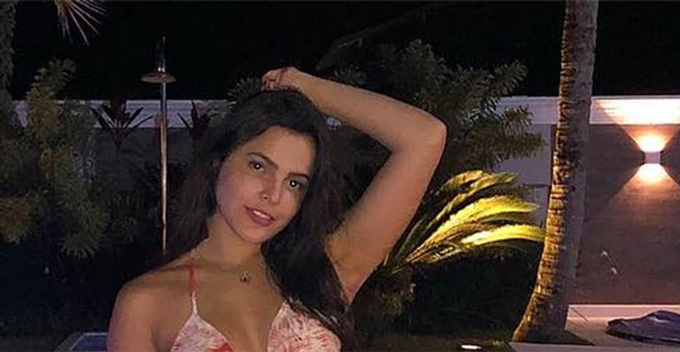 Ex-BBB Emilly Araújo posa exibindo cinturinha mínima em condomínio de luxo