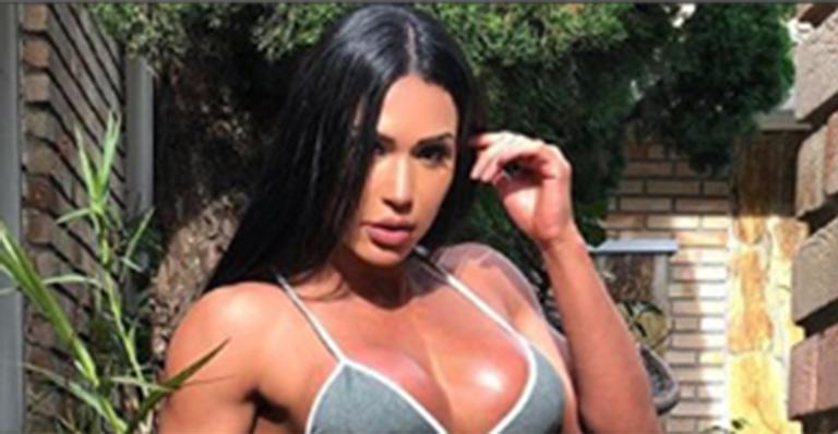 Gracyanne Barbosa abaixa o biquíni para mostrar a marquinha: ”Coragem me sobra”