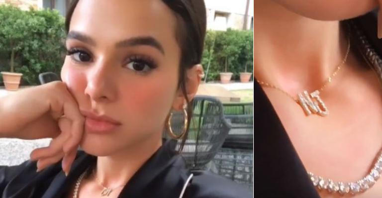 Bruna Marquezine usa colar com as inicias de Neymar Jr.