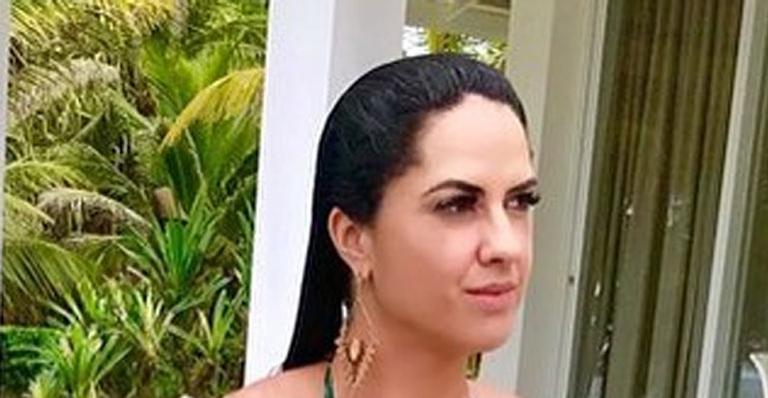 Graciele Lacerda posa fazendo topless e empina o bumbum durante banho de piscina