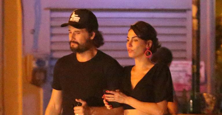 Rodrigo Santoro curte jantar com a mulher, Mel Fronckowiak, no Rio de Janeiro