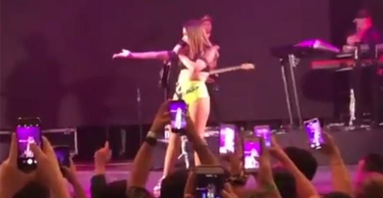 Anitta é flagrada soltando o verbo após briga em show: ”É podre, é horrível”