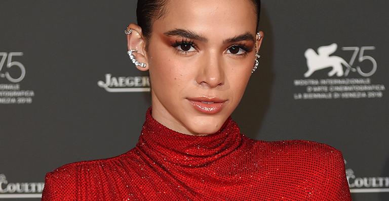 Bruna Marquezine surge deslumbrante em vestido com fenda no tapete vermelho