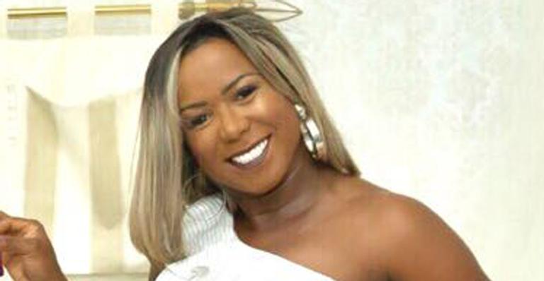 Ex-BBB Adélia posa ao lado do marido, anuncia gravidez e revela nome do bebê