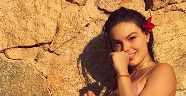 Isis Valverde relembra início da gravidez em foto