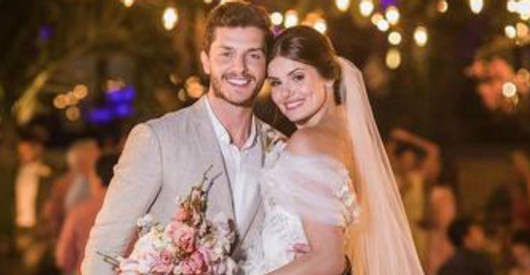 Recém-casada, Camila Queiroz aposta em tradição italiana para ter sorte no casamento com Klebber Toledo