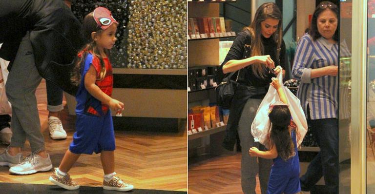 Filha de Deborah Secco rouba a cena ao surgir vestida de Homem-Aranha