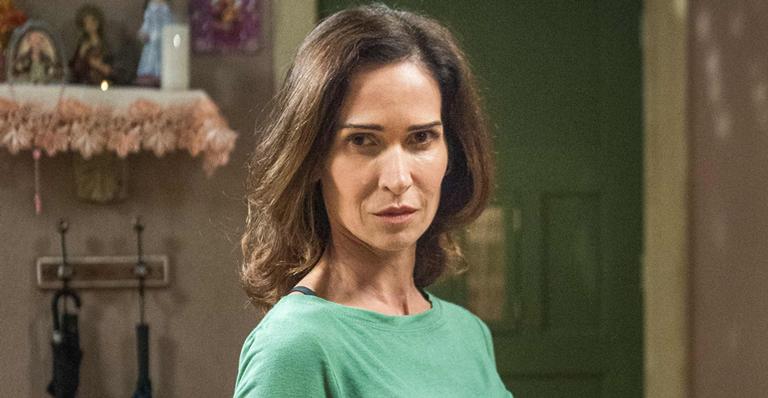 Ingra Lyberato surge nua em novo ensaio fotográfico