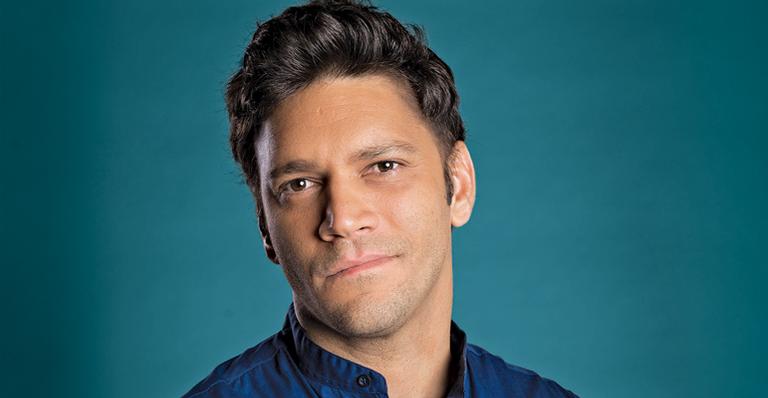 Assim como na ficção, Armando Babaioff é bom moço, gosta de cozinhar e sonha em ser pai