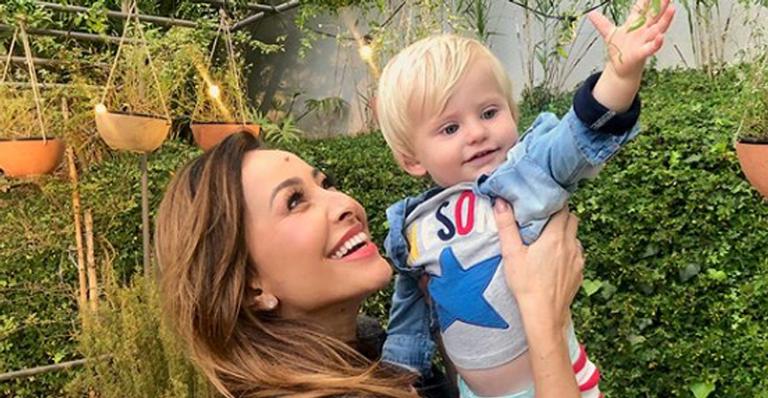 Sabrina Sato paparica o pequeno Enrico Bacchi