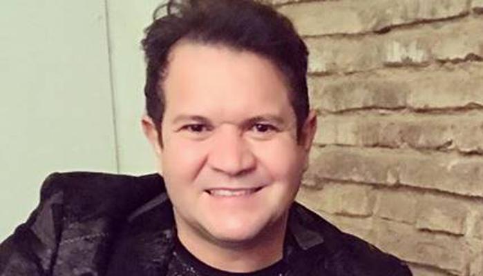 Ximbinha posa com a nova mulher em mansão que vivia com Joelma