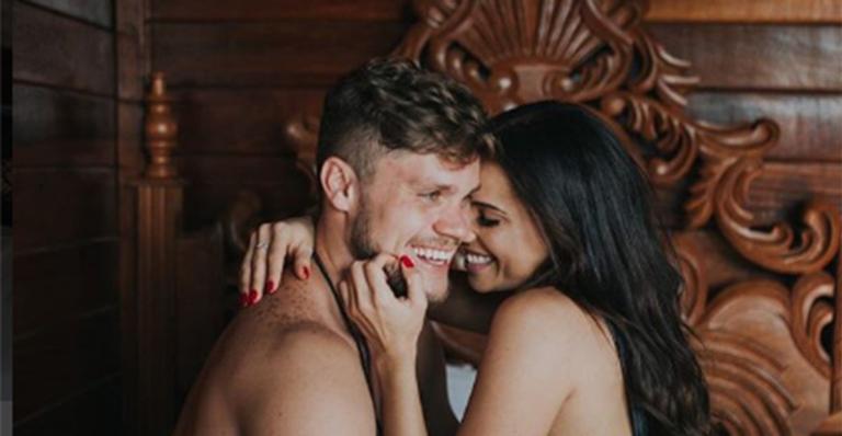 Ex-BBBs Paula Amorim e Breno Simões exibem intimidade em ensaio ousado