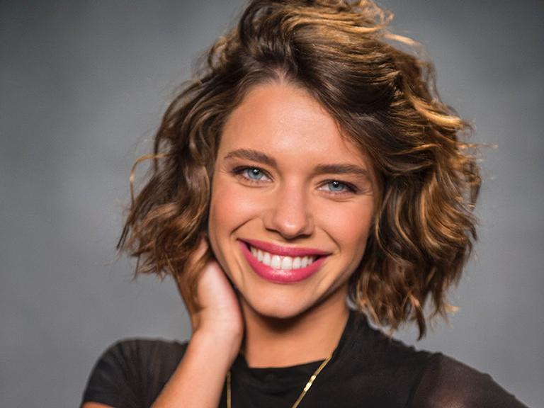 Bruna Linzmeyer e namorada se vestem de homem e curtem evento LGBT no Rio