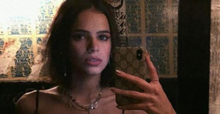 Bruna Marquezine repete selfie de 2017 em Nova York