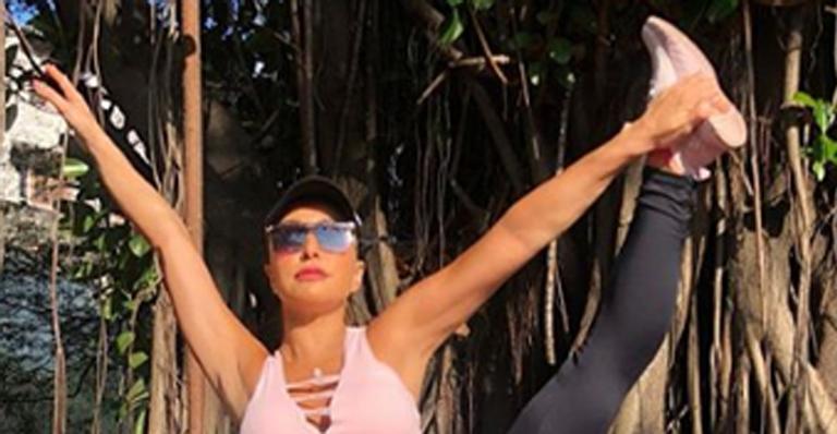 Grávida, Sabrina Sato se alonga e exibe flexibilidade com seu barrigão