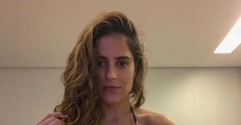 Camilla Camargo posa de biquíni e reclama: ”Para ter personagens bons tenho que ser magra”
