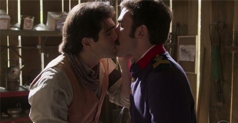 Juliano Laham se posiciona após protagonizar beijo gay: ”Mais que necessário”