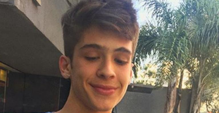 João Guilherme Ávila dá buquê de rosas e ganha beijaço da namorada, Jade Picon