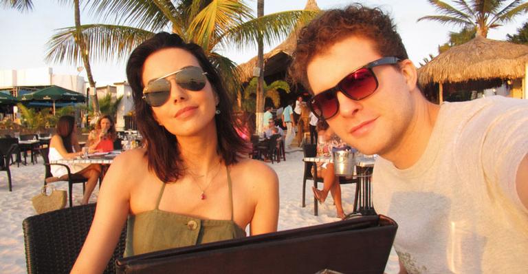 Thiago Fragoso curte as férias em Aruba com a mulher, Mariana Vaz