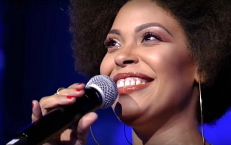 Débora Pinheiro vence a primeira edição do ‘Canta Comigo’