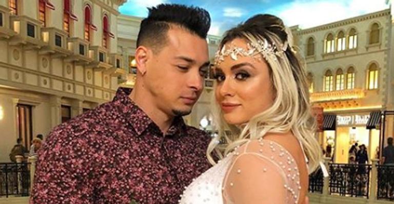 Juju Salimeni usa vestido ousado para renovar os votos em Las Vegas