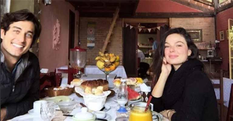Grávida, Isis Valverde volta para sua terra natal com o marido
