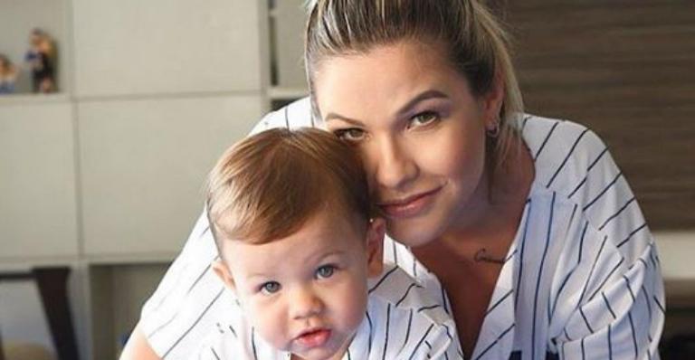 Andressa Suita mostra look do filho escolhido pela vovó e cai na risada: ”Ela disse que é tendência”
