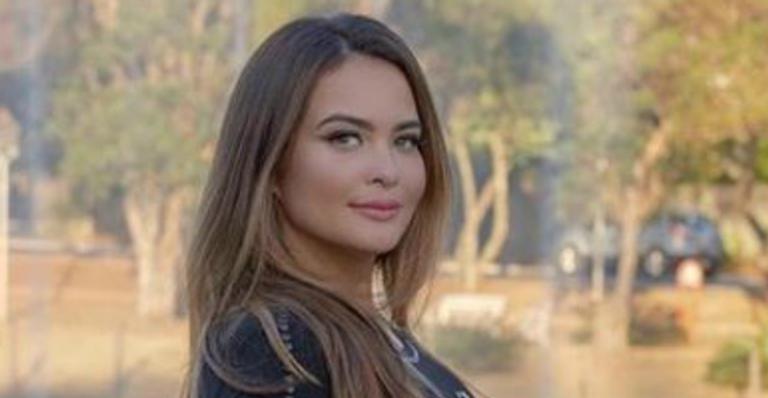 Geisy Arruda posa de maiô cavado e intima fã que insinuou retoques: ”Quer ver de perto?”